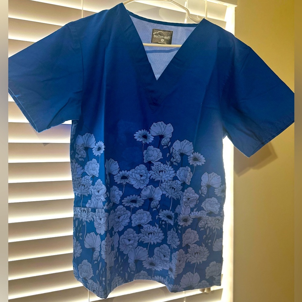 Butter-soft Blue Flower Scrub Top
